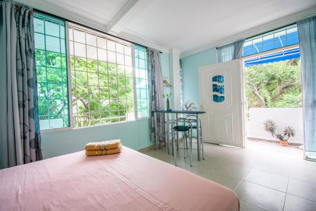 Antes: habitación de un alojamiento con fotos de aficionado, sin estilismo ni buena luz