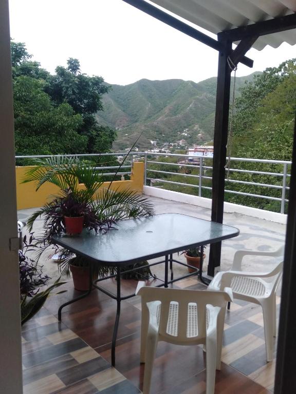 Antes: terraza de un alojamiento fotografiada con el móvil en un día nublado, con sillas de plástico