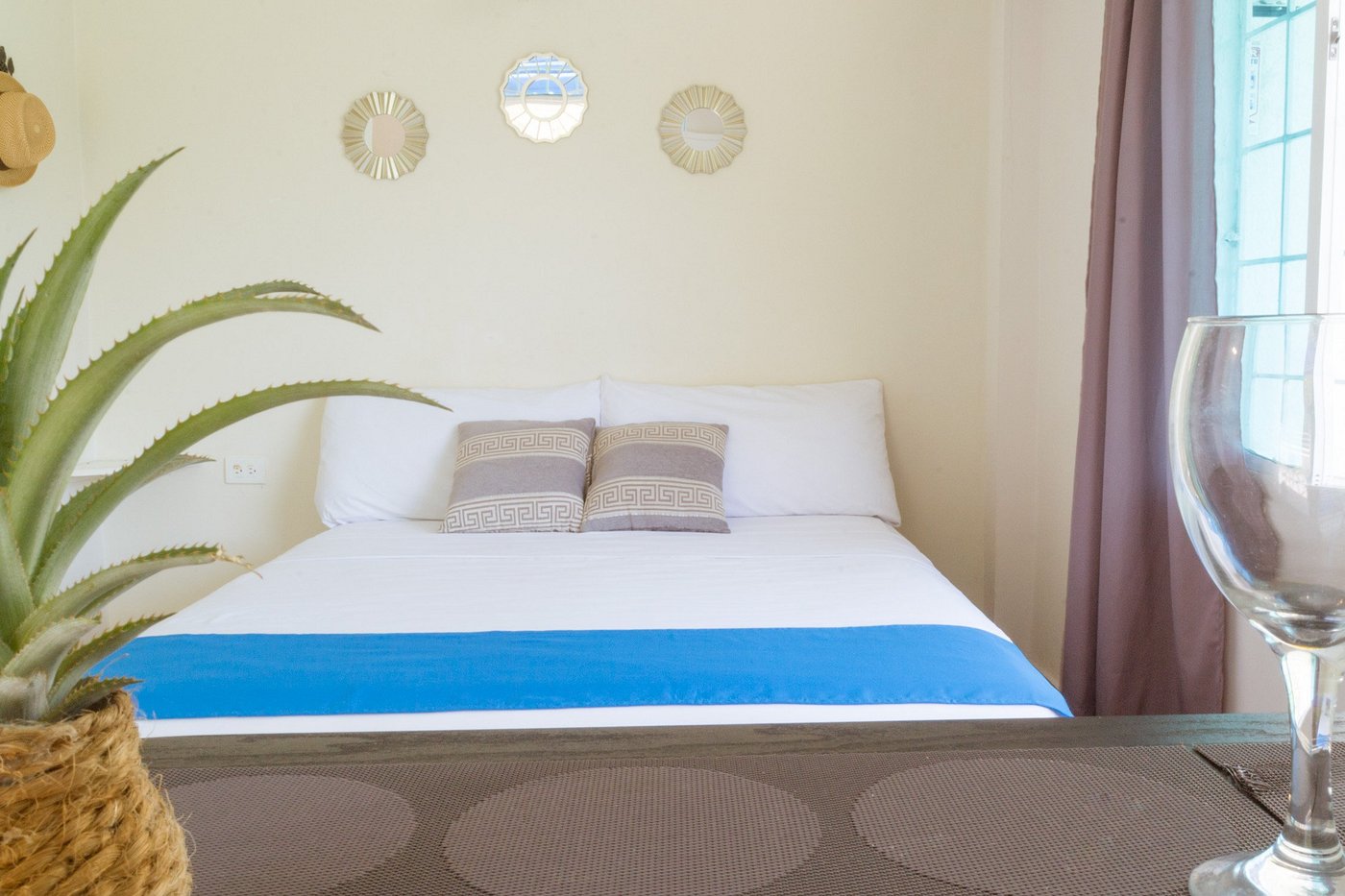 Después: habitación de alojamiento turístico con fotografía profesional, cama vestida y luz natural