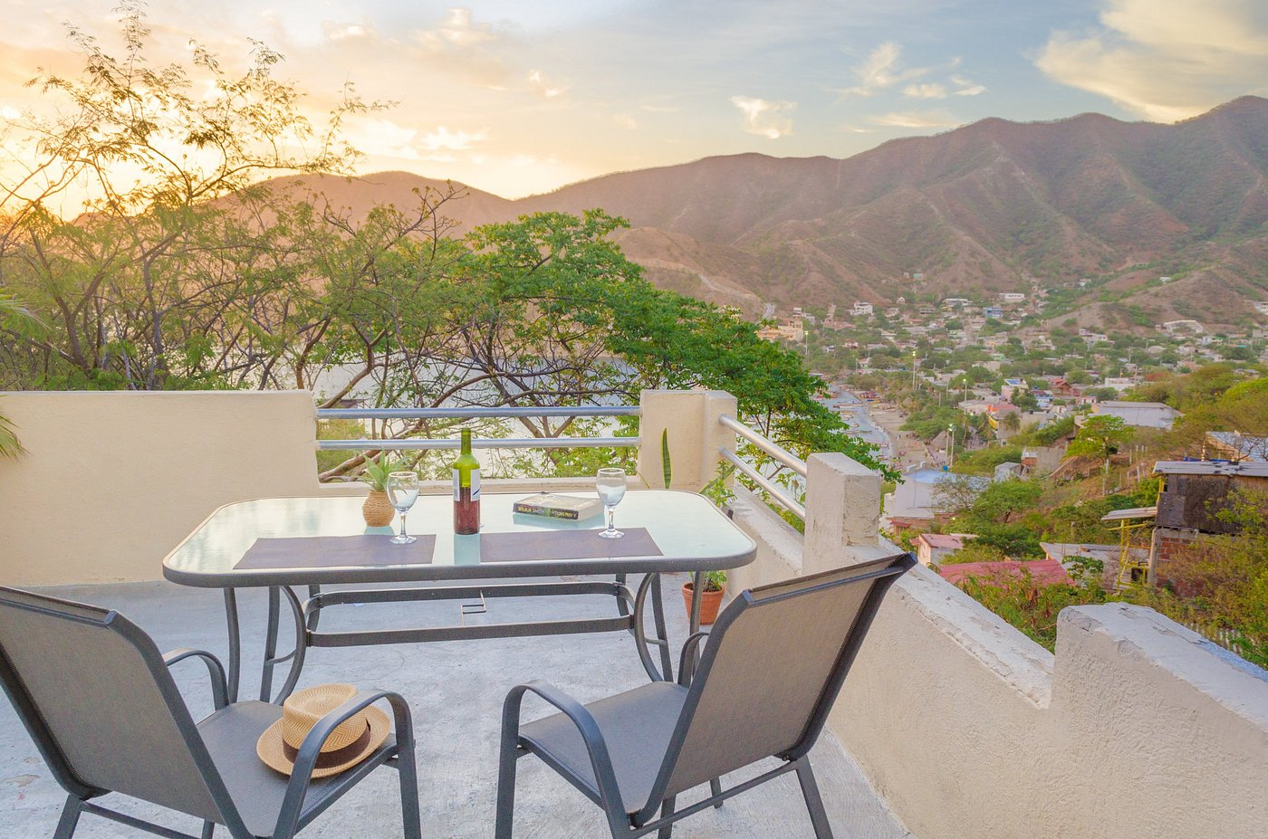 Después: terraza con vistas al mar al atardecer, lista para recibir huéspedes
